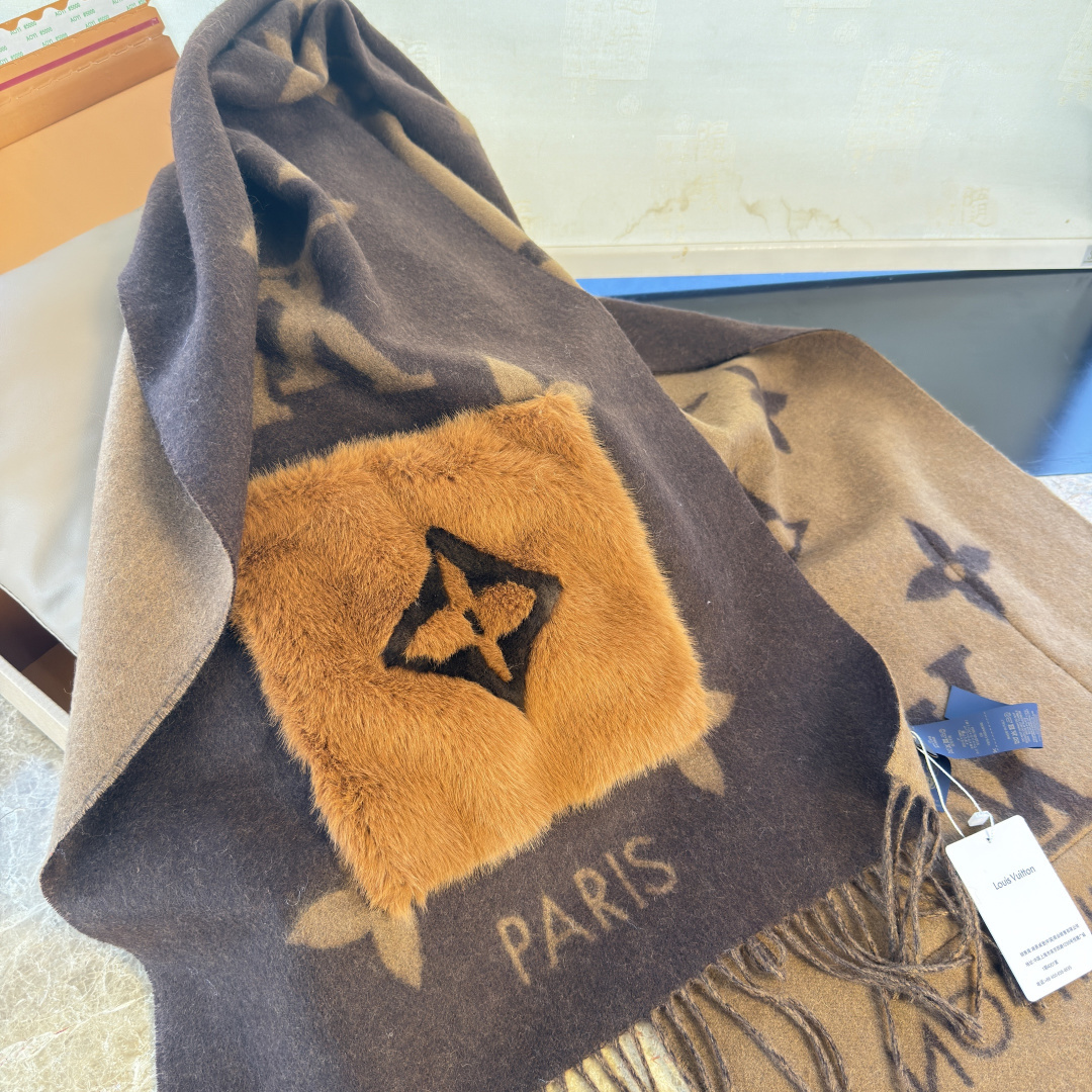 🆕驴家经典口袋款羊绒围巾披肩🆕延续冬日经典❗️羊绒添缀兔毛P口袋，嵌饰 Monogram 图案更显尊贵，
