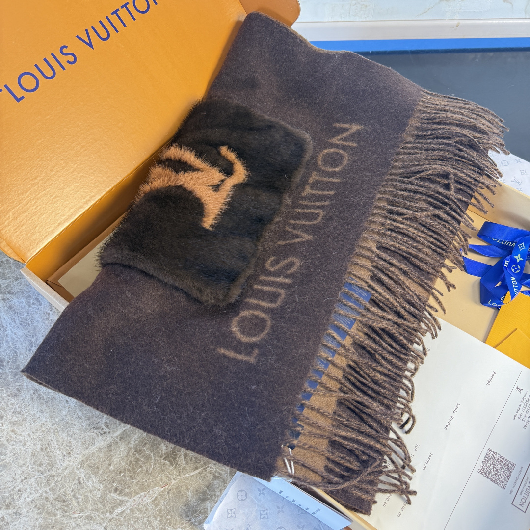 🆕驴家经典口袋款羊绒围巾披肩🆕延续冬日经典❗️羊绒添缀兔毛P口袋，嵌饰 Monogram 图案更显尊贵，