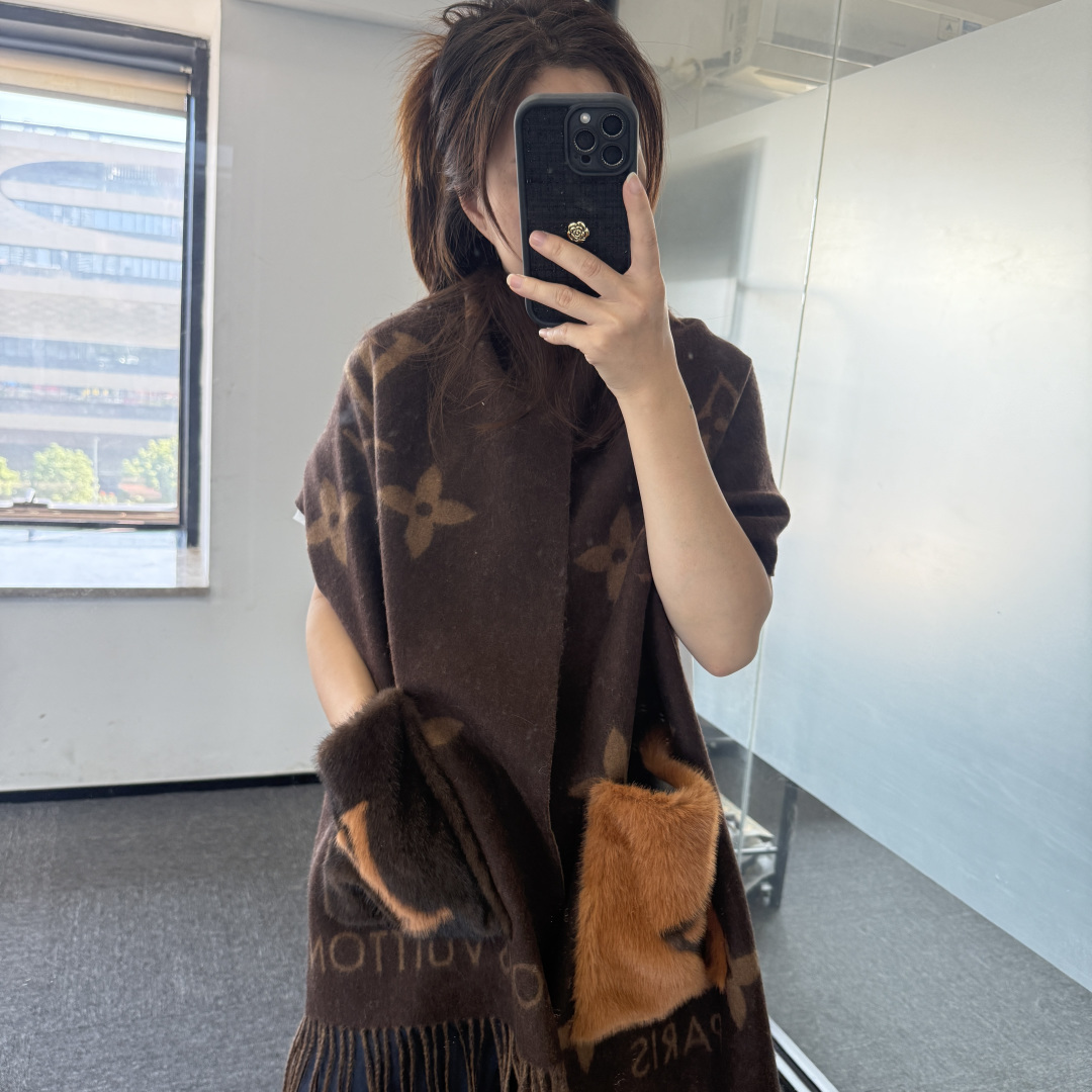🆕驴家经典口袋款羊绒围巾披肩🆕延续冬日经典❗️羊绒添缀兔毛P口袋，嵌饰 Monogram 图案更显尊贵，