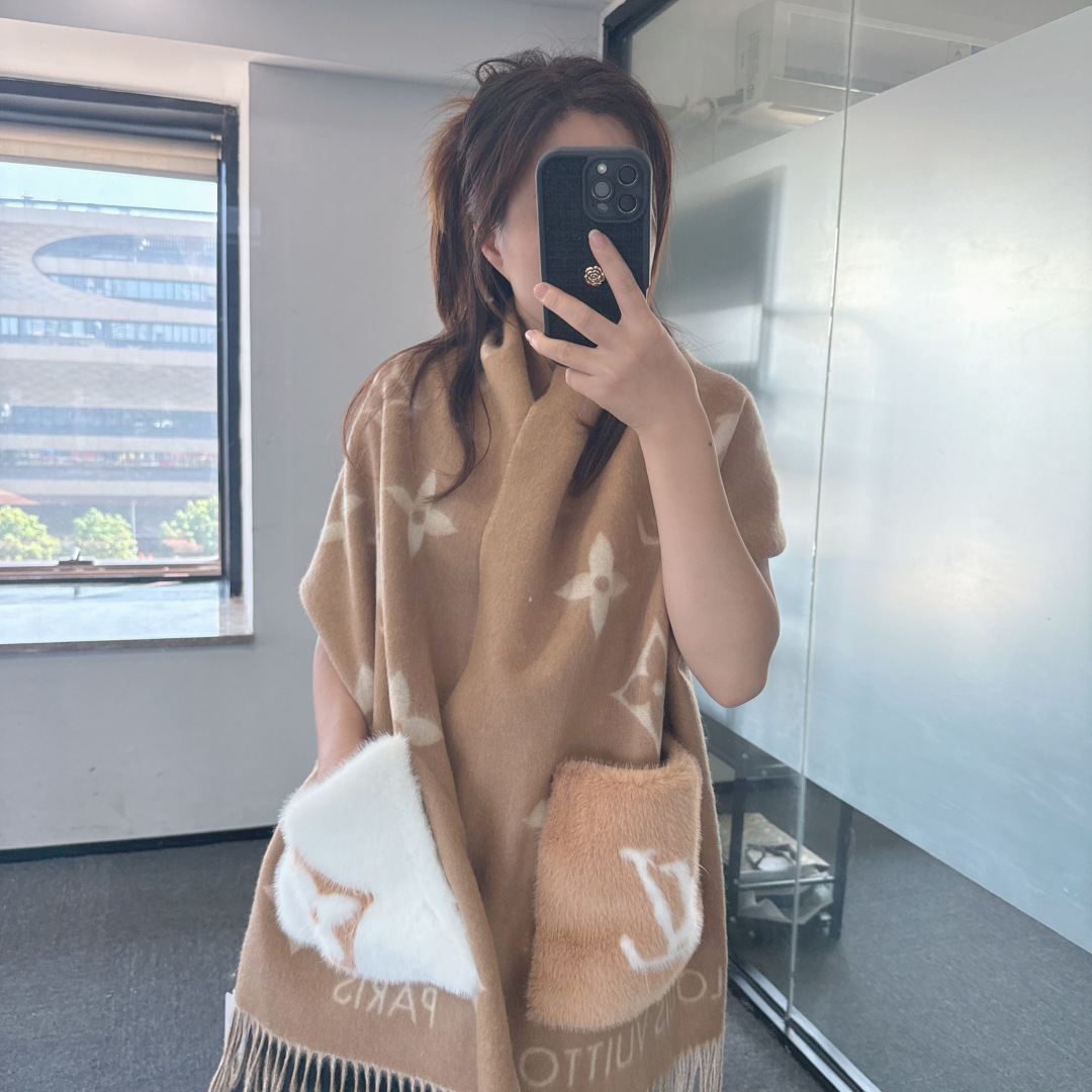 🆕驴家经典口袋款羊绒围巾披肩🆕延续冬日经典❗️羊绒添缀兔毛P口袋，嵌饰 Monogram 图案更显尊贵，