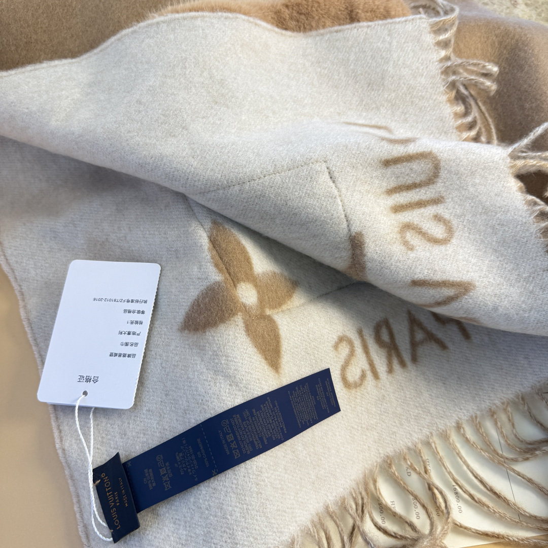 🆕驴家经典口袋款羊绒围巾披肩🆕延续冬日经典❗️羊绒添缀兔毛P口袋，嵌饰 Monogram 图案更显尊贵，