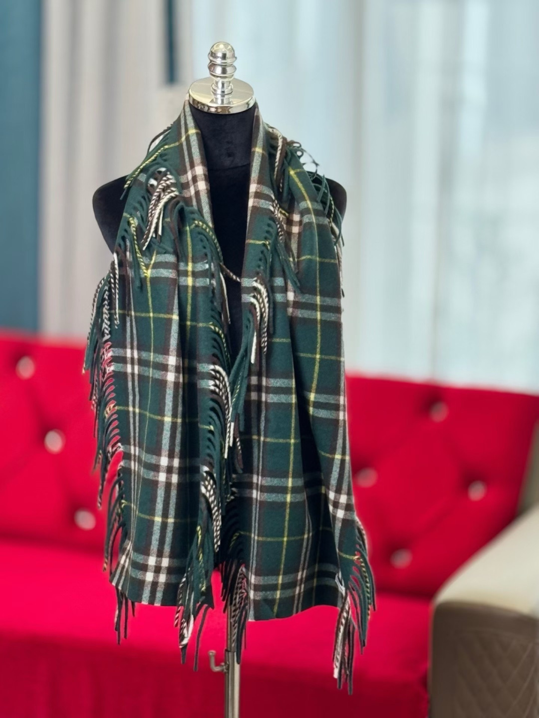 🆕Burberry HaPPy格纹流苏围巾羊绒围巾装饰精纺 Bur格纹。两边融入流苏装饰，灵感源自品牌典