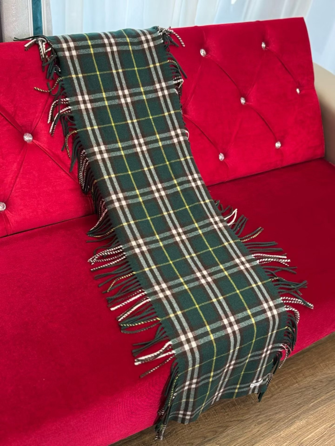 🆕Burberry HaPPy格纹流苏围巾羊绒围巾装饰精纺 Bur格纹。两边融入流苏装饰，灵感源自品牌典