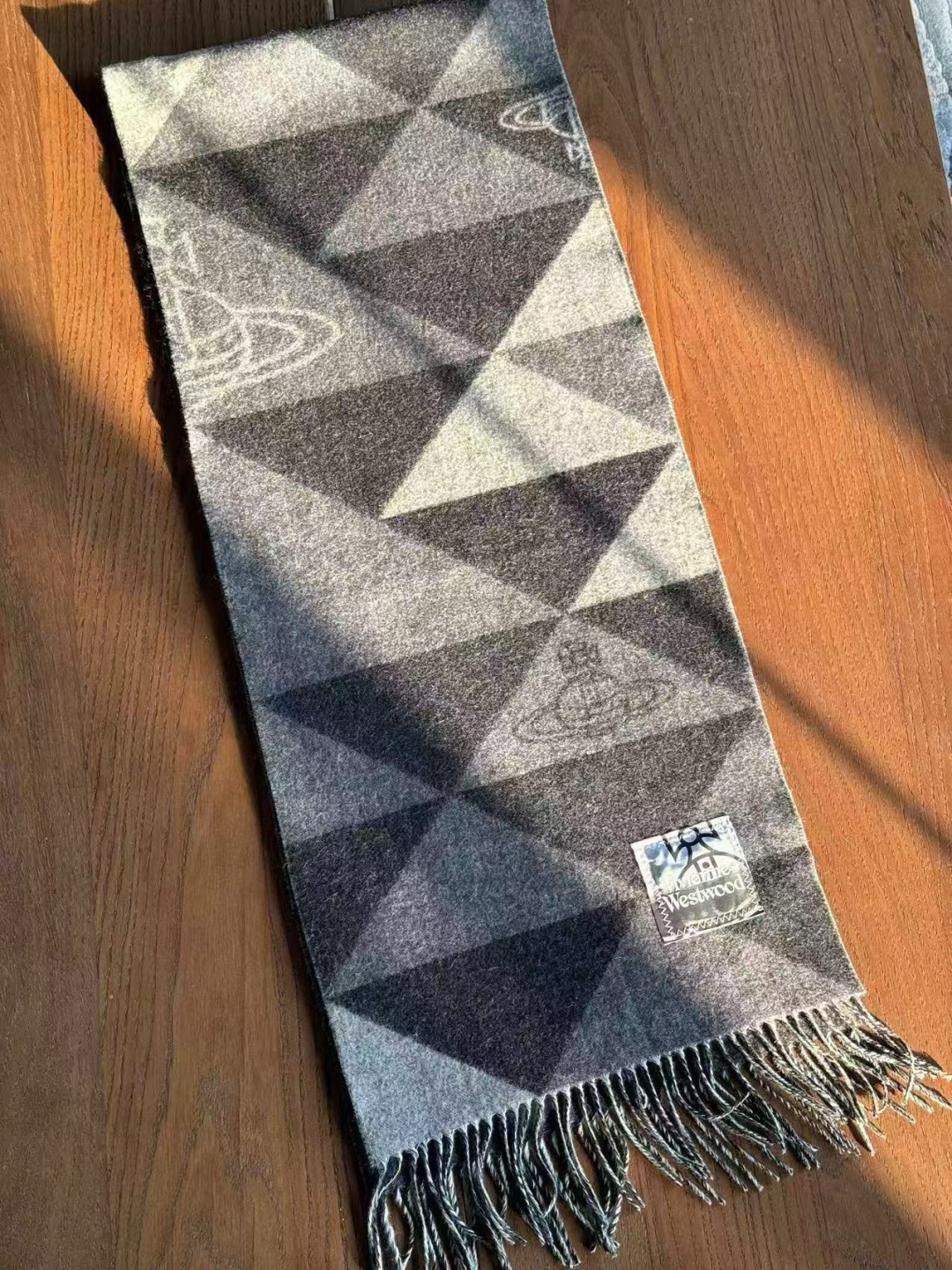 🆕𝐕𝐢𝐯𝐢𝐞𝐧𝐧𝐞 𝐖𝐞𝐬𝐭𝐰𝐨𝐨𝐝🪐顶级品质英国朋克教母“西太后”最爱的土星❗❗从精神上，Vivenn