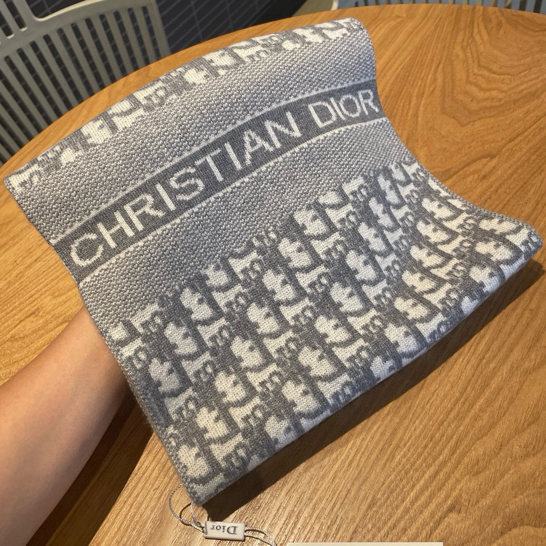 🆕Dior · 大D家经典秋冬款❗️针织双面提花风格，高端设计师配色均考虑上身效果和色彩饱和度，色泽会浓