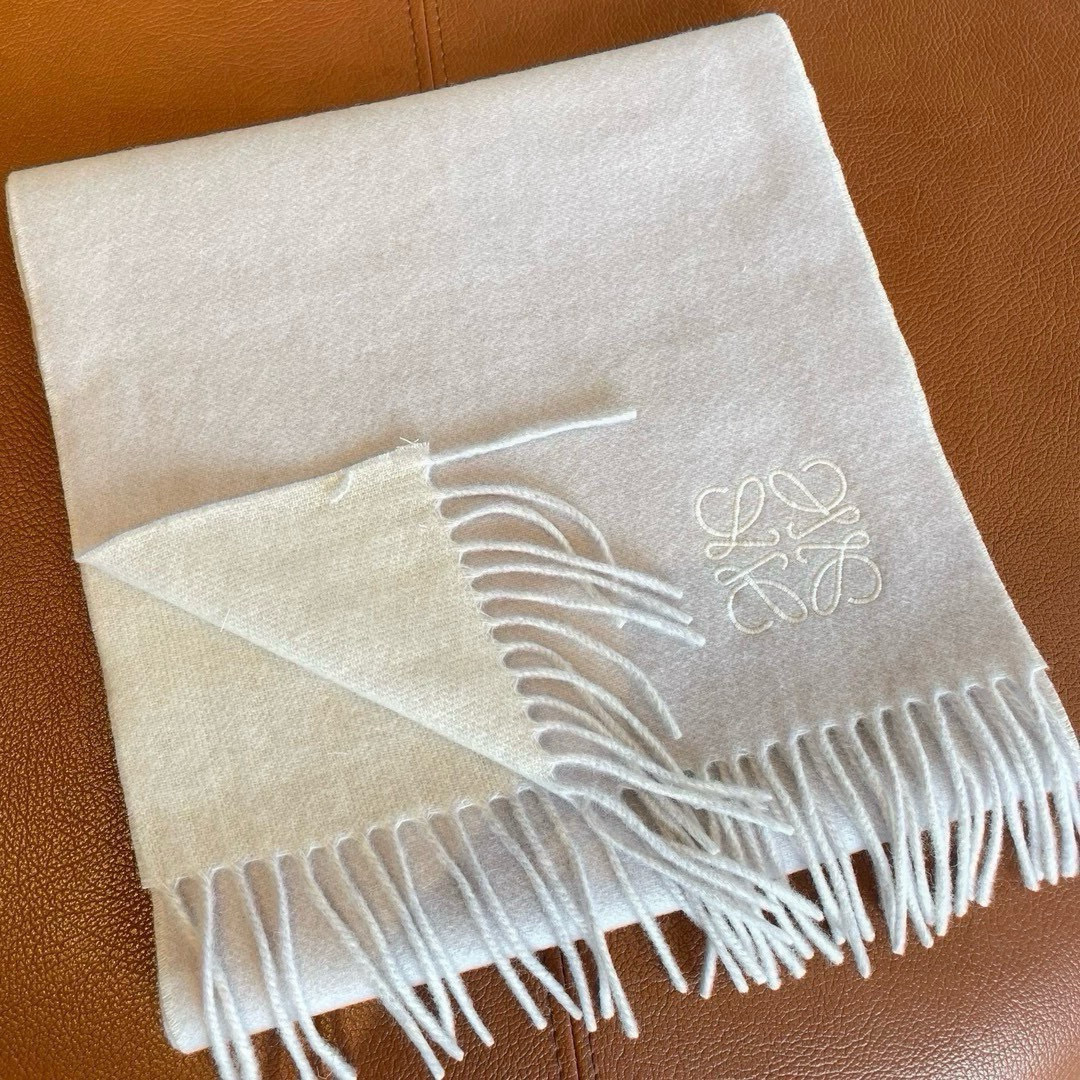 🆕 【▪▪ Loewe · 罗意威️难得一见的温柔配色，低调又不失优雅❗️】重点推荐❗️双面配色，一条围