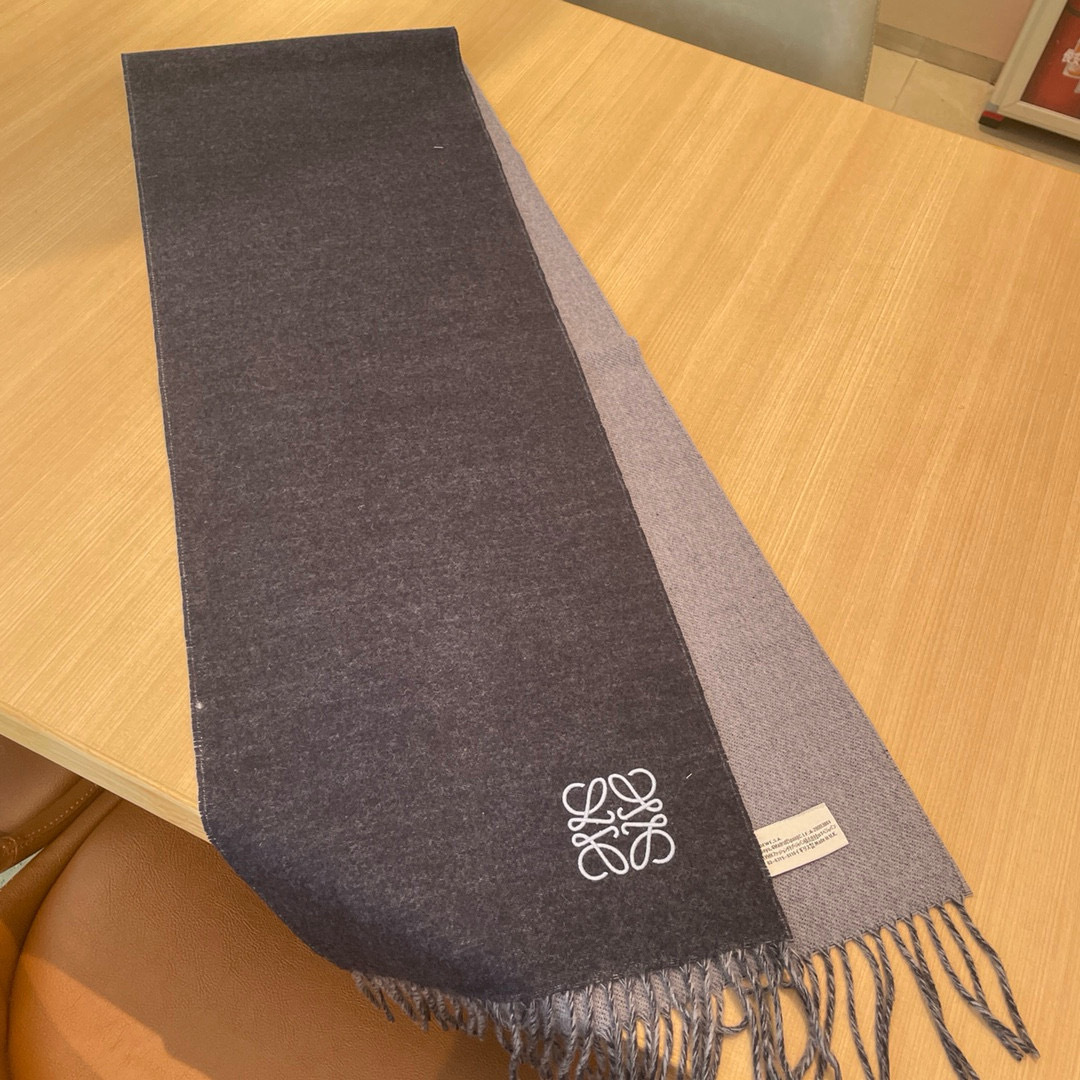 🆕 【▪▪ Loewe · 罗意威️难得一见的温柔配色，低调又不失优雅❗️】重点推荐❗️双面配色，一条围