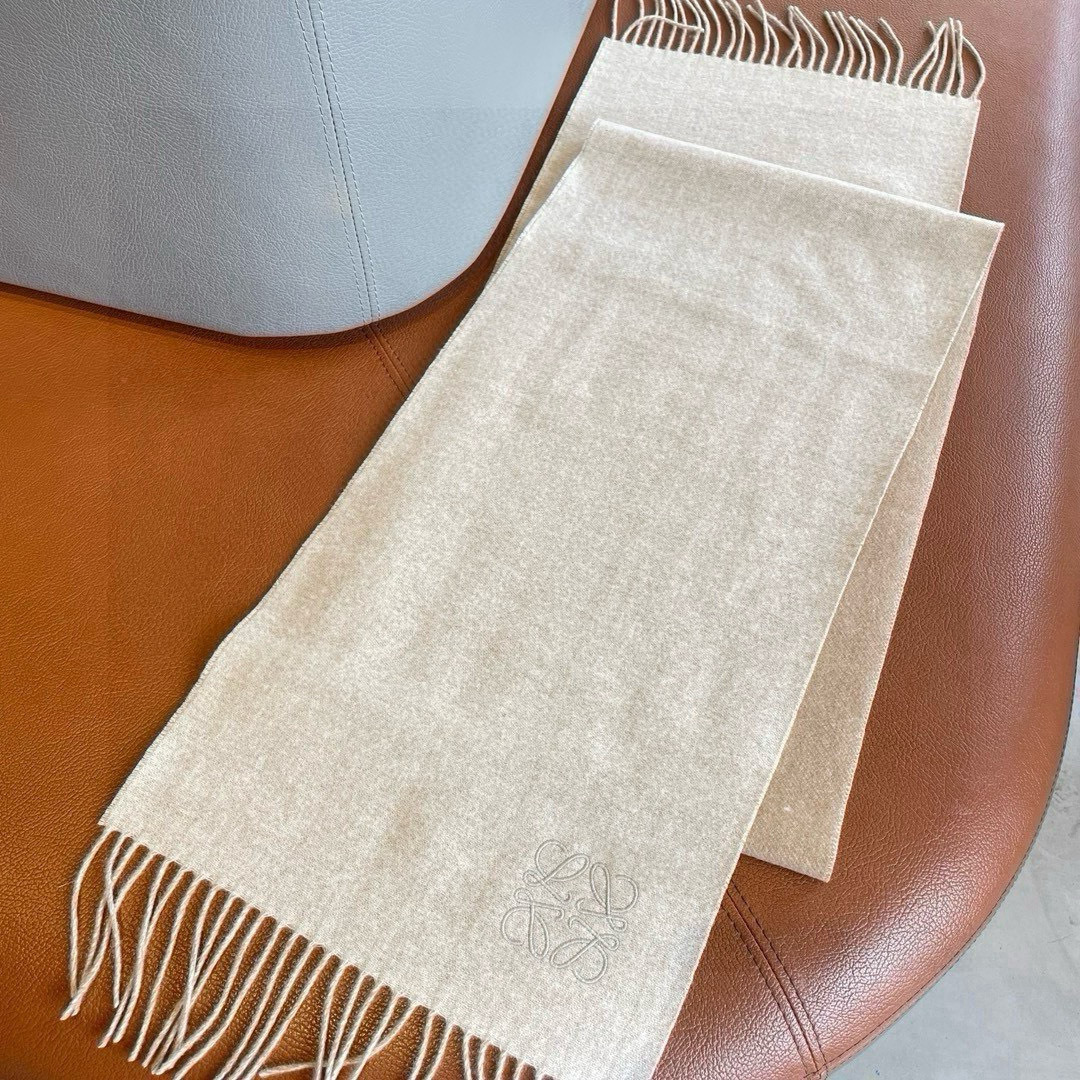 🆕 【▪▪ Loewe · 罗意威️难得一见的温柔配色，低调又不失优雅❗️】重点推荐❗️双面配色，一条围