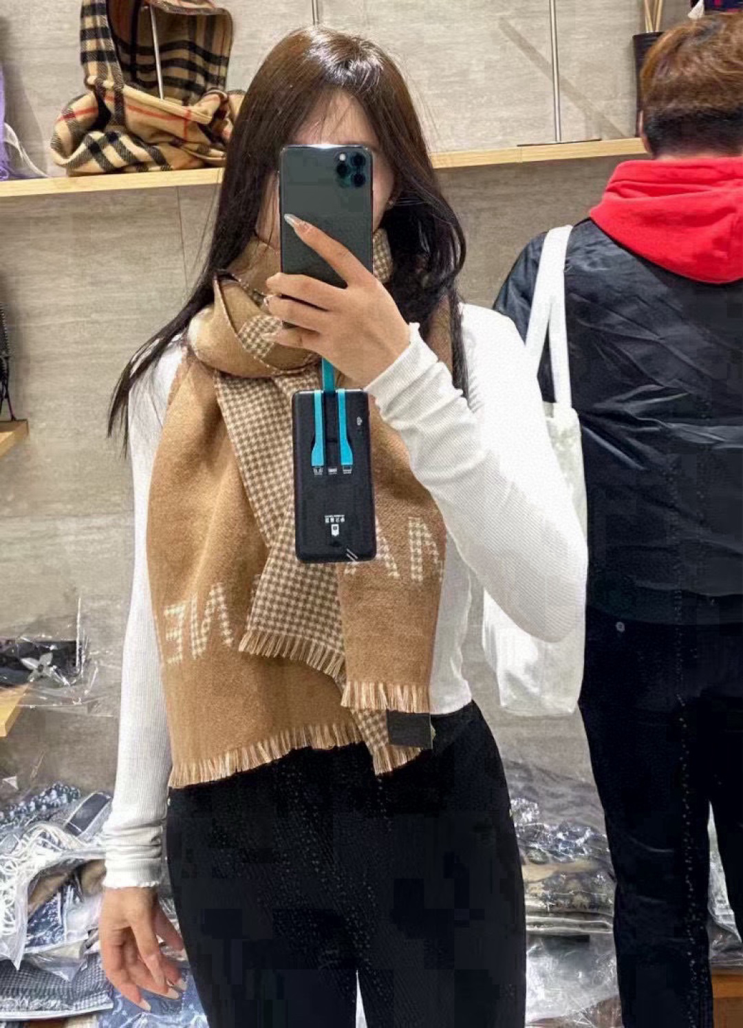 🆕CHANEL香奶奶尾单新款23B千鸟格拼色羊绒围巾，直接出欧洲的，正儿八经的正品订单…和大货一起出来，