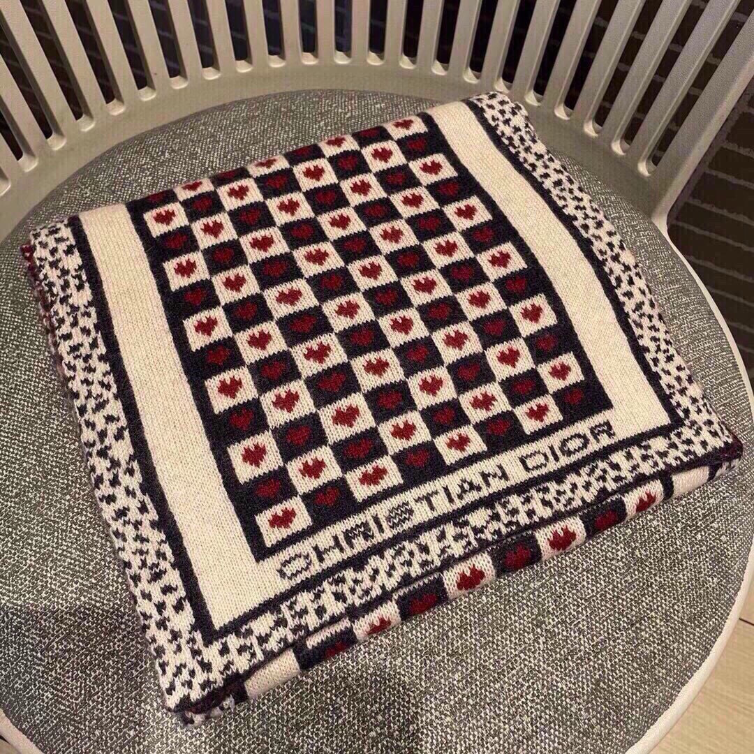 🆕Dior · 经典爱心❤️针织长巾‼️永远不出错的出场方式，既使再过多少年都是如此❤️TA的高级与优雅