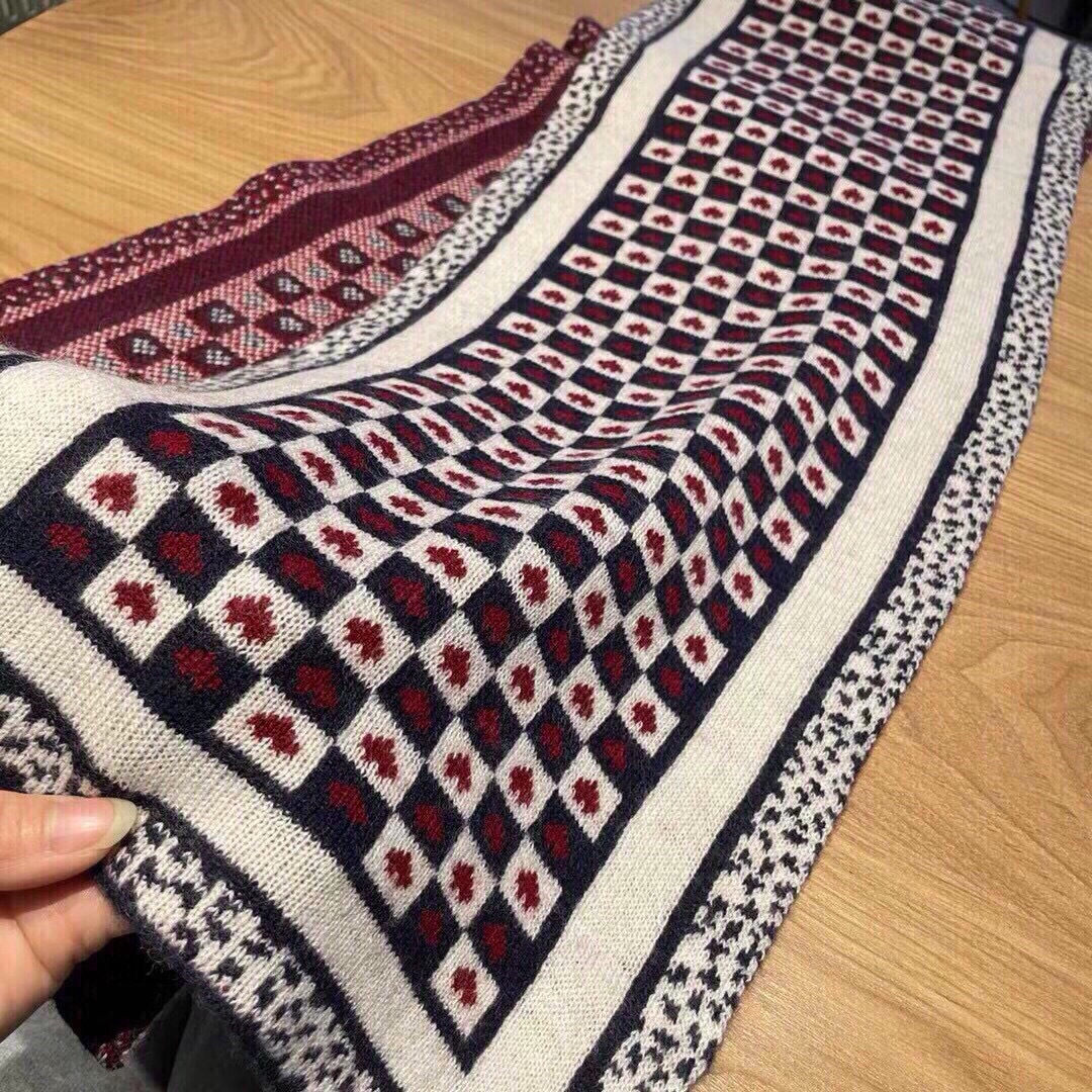 🆕Dior · 经典爱心❤️针织长巾‼️永远不出错的出场方式，既使再过多少年都是如此❤️TA的高级与优雅