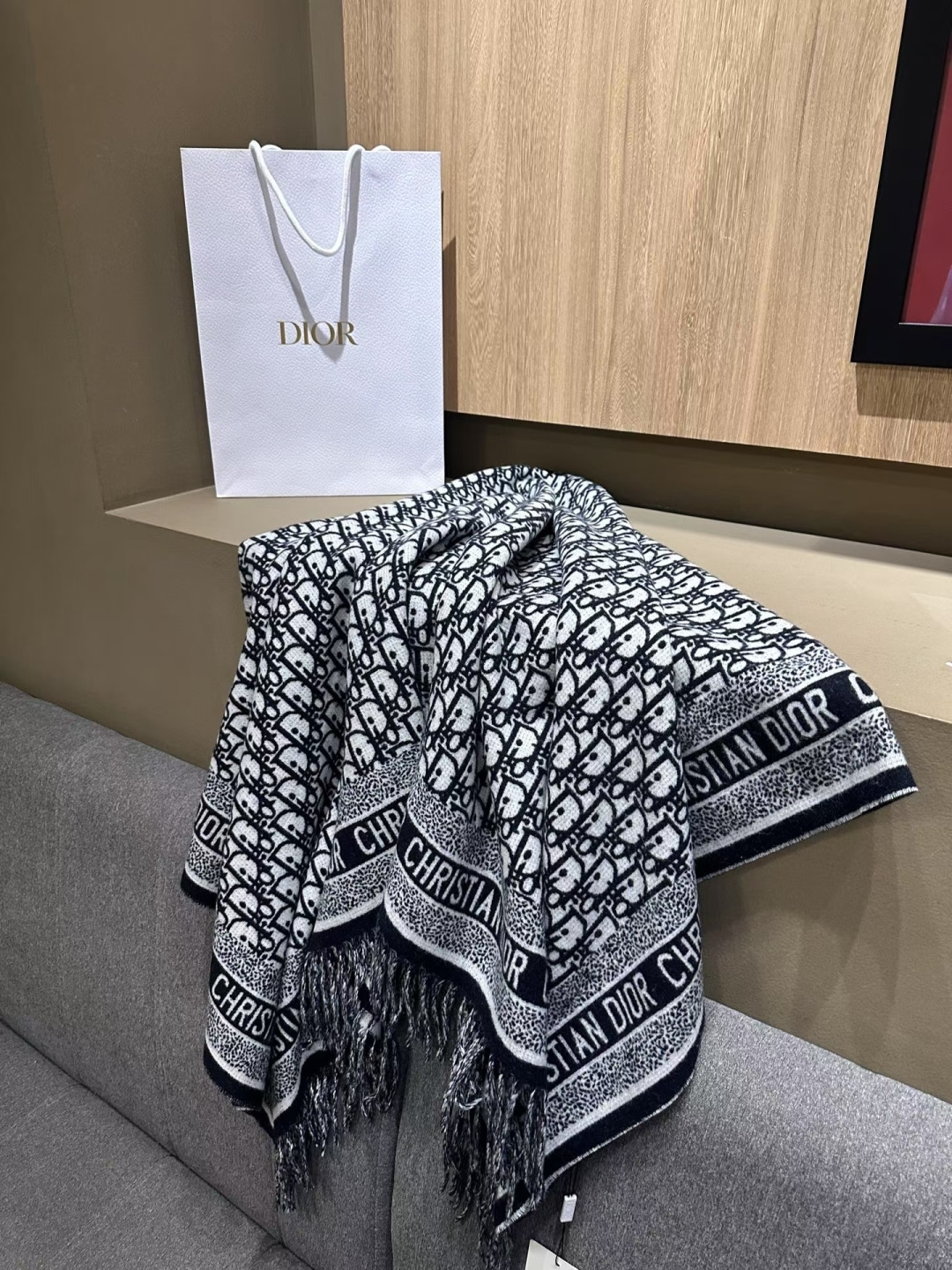 🆕高版本 · 经典的 Oblique 印花于 1969 年推出，装饰 Dior 各式单品，比如这款采用山