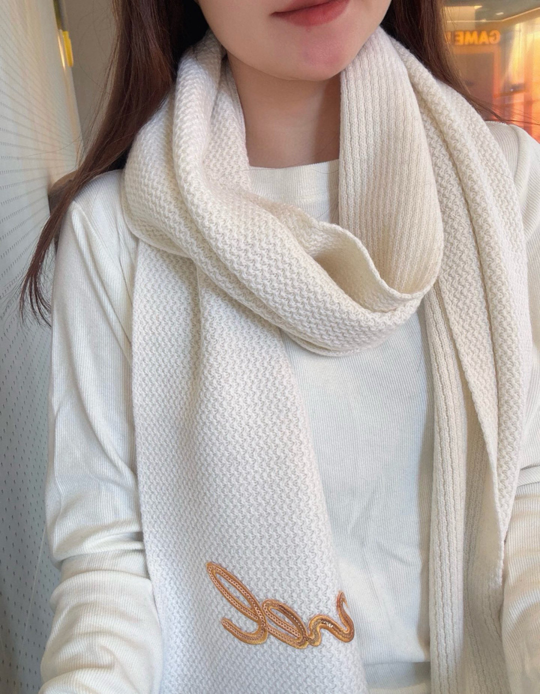 NO:642579,Super warm Chane* new style for autumn and winter!  !  !  390 grams!  1:1 replica!  !  It’s super thick. What I can guarantee is that you will definitely like it on your upper body. My old friend, close your eyes and look in. It’s a product made of cashmere and heavy sequin embroidery. I’m so happy!  !  !  Matches everything, holds everything, puts it on, and it pulls me in!  !  !  !  !  It’s so classy, ​​so good!  !  !  The upper body effect is even more like a lady's beauty, showing women's high-end and high-end to the extreme!  !  !  The combination of the front and back materials is truly high-end and fashionable, and the temperament is so tasteful!  !  The size of 35*180 is very aura!  !  high version scarf, high version scarf, chanel19860909超级保暖Chane*秋冬新款！！！390克！1:1复刻！！超级厚实的.我能保证的是上身一定会喜欢,老友闭眼入,羊绒和重工亮片刺绣的产物,欢喜！！！搭配一切,HOLD住一切,一披,拽得我的啊！！！！！太显档次,太显好了！！！上身效果更是贵妇级别的美,将女性的高级,高端简直展现到极致！！！正反面材质这样的结合真心是纯粹的高级和时髦感,气质太有品味！！35*180的尺寸,非常有气场！！高版本围巾,高版本围巾,chanel,scarf