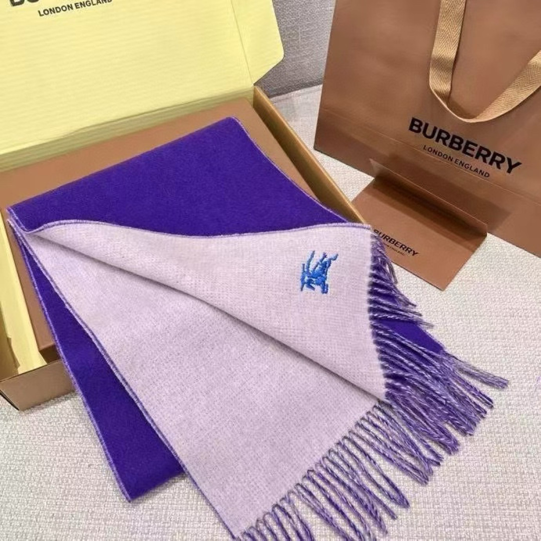 🆕𝐁𝐔𝐑𝐁𝐄𝐑𝐑𝐘 • 【双面素色刺绣长巾】官网同步上新❗️Size：168x30cm 100%绵羊毛慵
