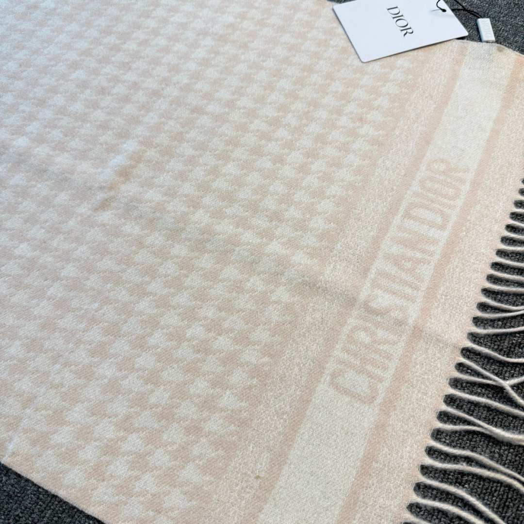 🆕Dior Montaigne系列这款围巾向经典的黑色和白色千鸟格纹图案致敬。采用高级面料精心制作，双面