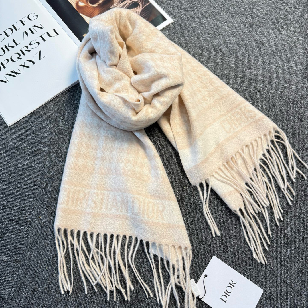 🆕Dior Montaigne系列这款围巾向经典的黑色和白色千鸟格纹图案致敬。采用高级面料精心制作，双面
