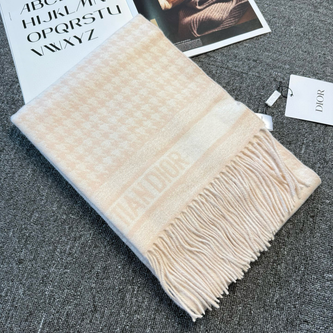 🆕Dior Montaigne系列这款围巾向经典的黑色和白色千鸟格纹图案致敬。采用高级面料精心制作，双面