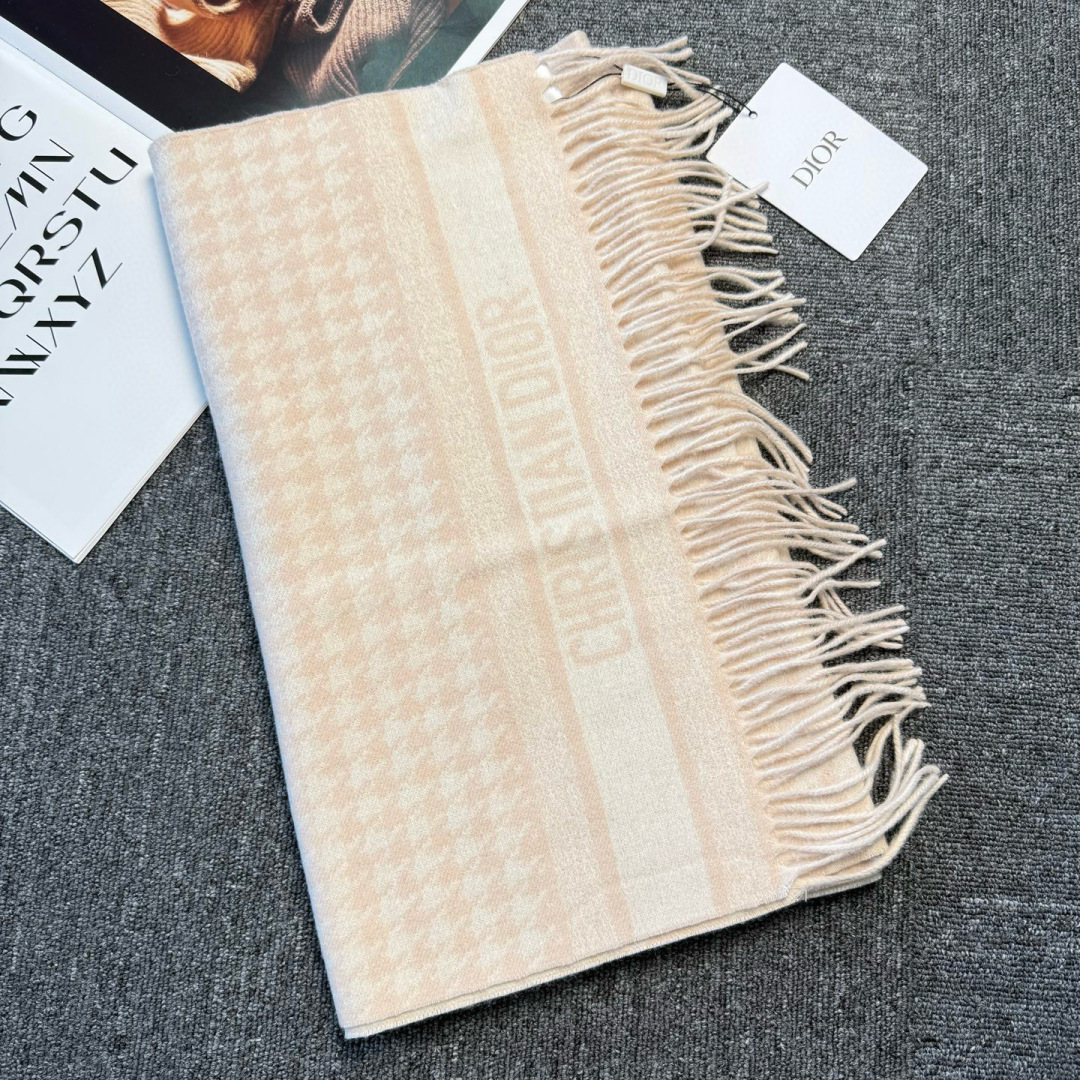 🆕Dior Montaigne系列这款围巾向经典的黑色和白色千鸟格纹图案致敬。采用高级面料精心制作，双面