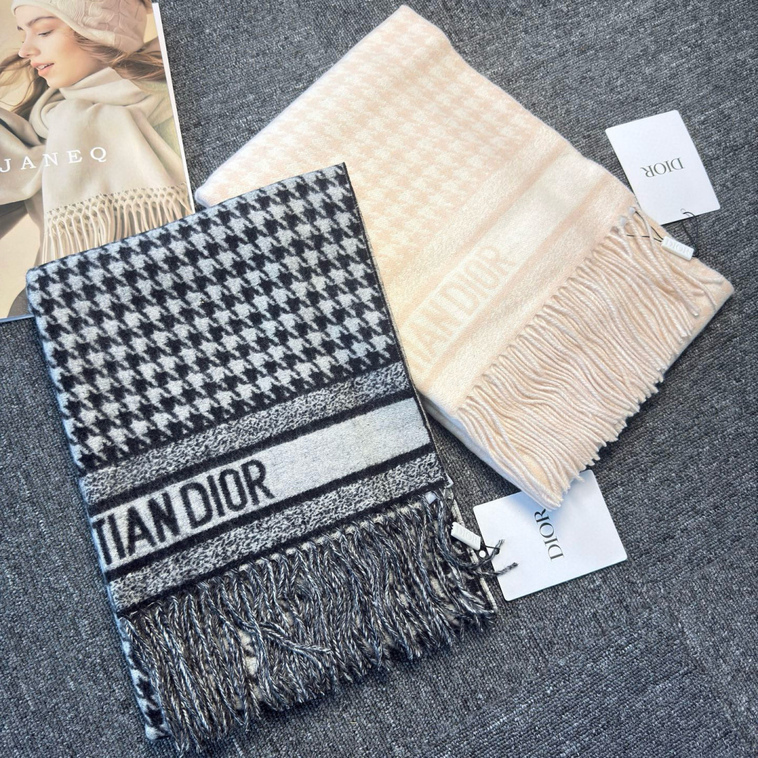 🆕Dior Montaigne系列这款围巾向经典的黑色和白色千鸟格纹图案致敬。采用高级面料精心制作，双面