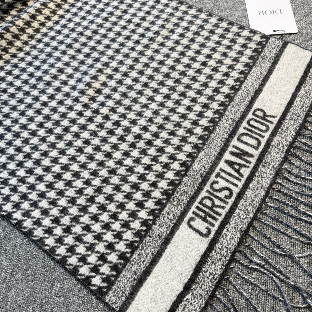 🆕Dior Montaigne系列这款围巾向经典的黑色和白色千鸟格纹图案致敬。采用高级面料精心制作，双面