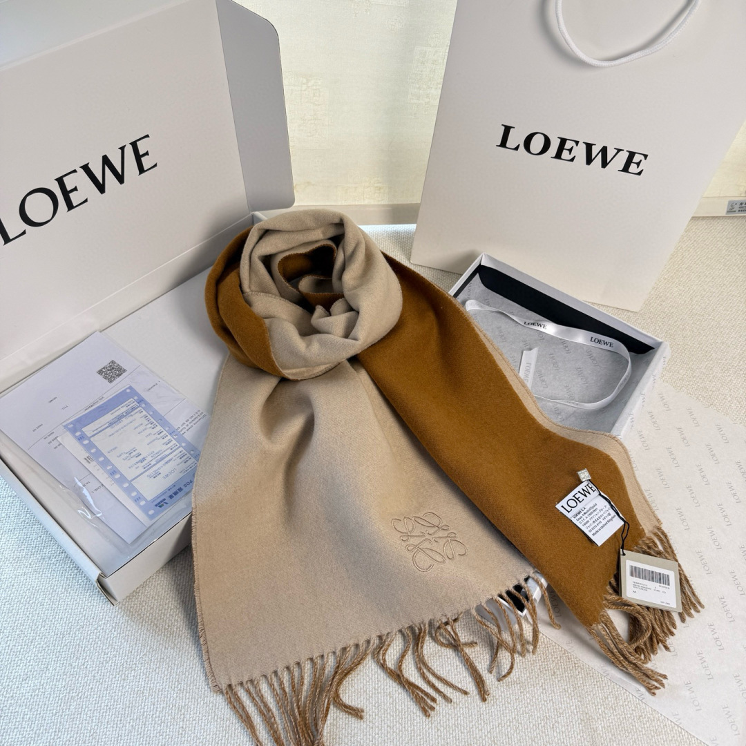 🆕 【▪▪ Loewe · 罗意威️难得一见的温柔配色，低调又不失优雅❗️】重点推荐❗️双面配色，一条围