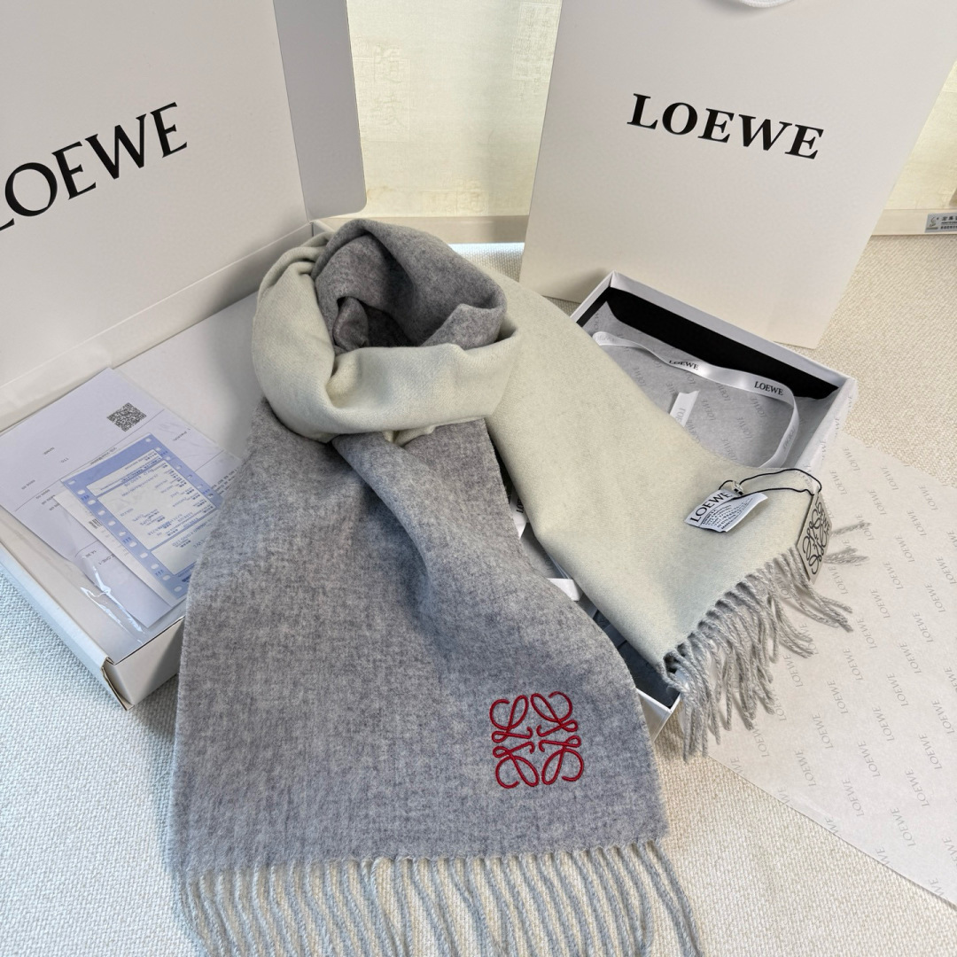 🆕 【▪▪ Loewe · 罗意威️难得一见的温柔配色，低调又不失优雅❗️】重点推荐❗️双面配色，一条围