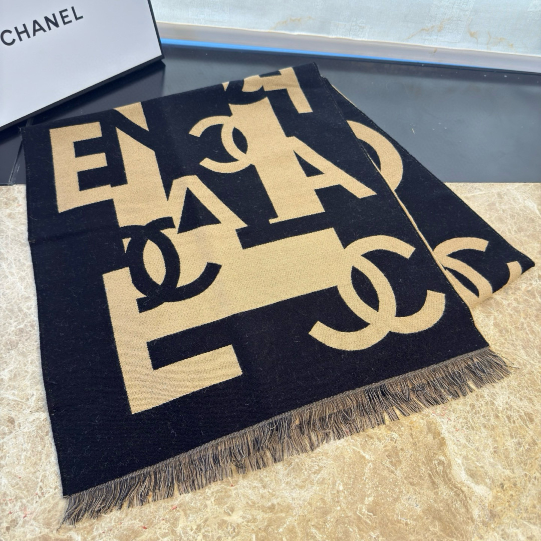 🆕香奶奶双面围巾，真香系列❗Chanel今年最火的款，几何图案搭配奶茶驼拼黑，海军蓝拼白，两个配色都超级