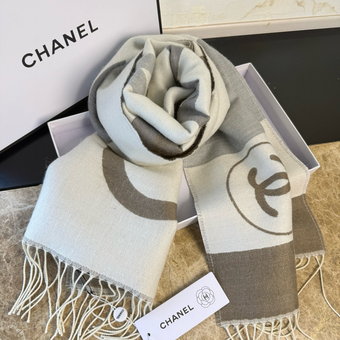 🆕Chanel · 香奈兒新品圍巾，這條必須推雖然是25C吊牌，但25。開始之後這條才進櫃有多種顏色可挑