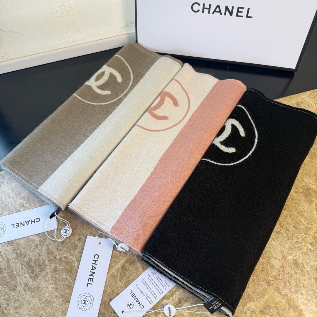 🆕Chanel · 香奈兒新品圍巾，這條必須推雖然是25C吊牌，但25。開始之後這條才進櫃有多種顏色可挑