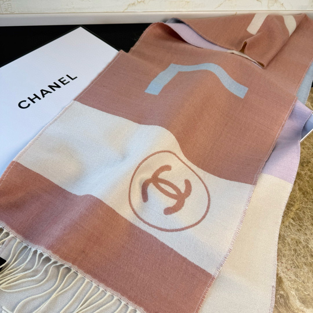 🆕Chanel · 香奈兒新品圍巾，這條必須推雖然是25C吊牌，但25。開始之後這條才進櫃有多種顏色可挑