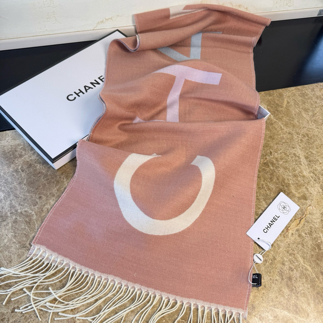 🆕Chanel · 香奈兒新品圍巾，這條必須推雖然是25C吊牌，但25。開始之後這條才進櫃有多種顏色可挑