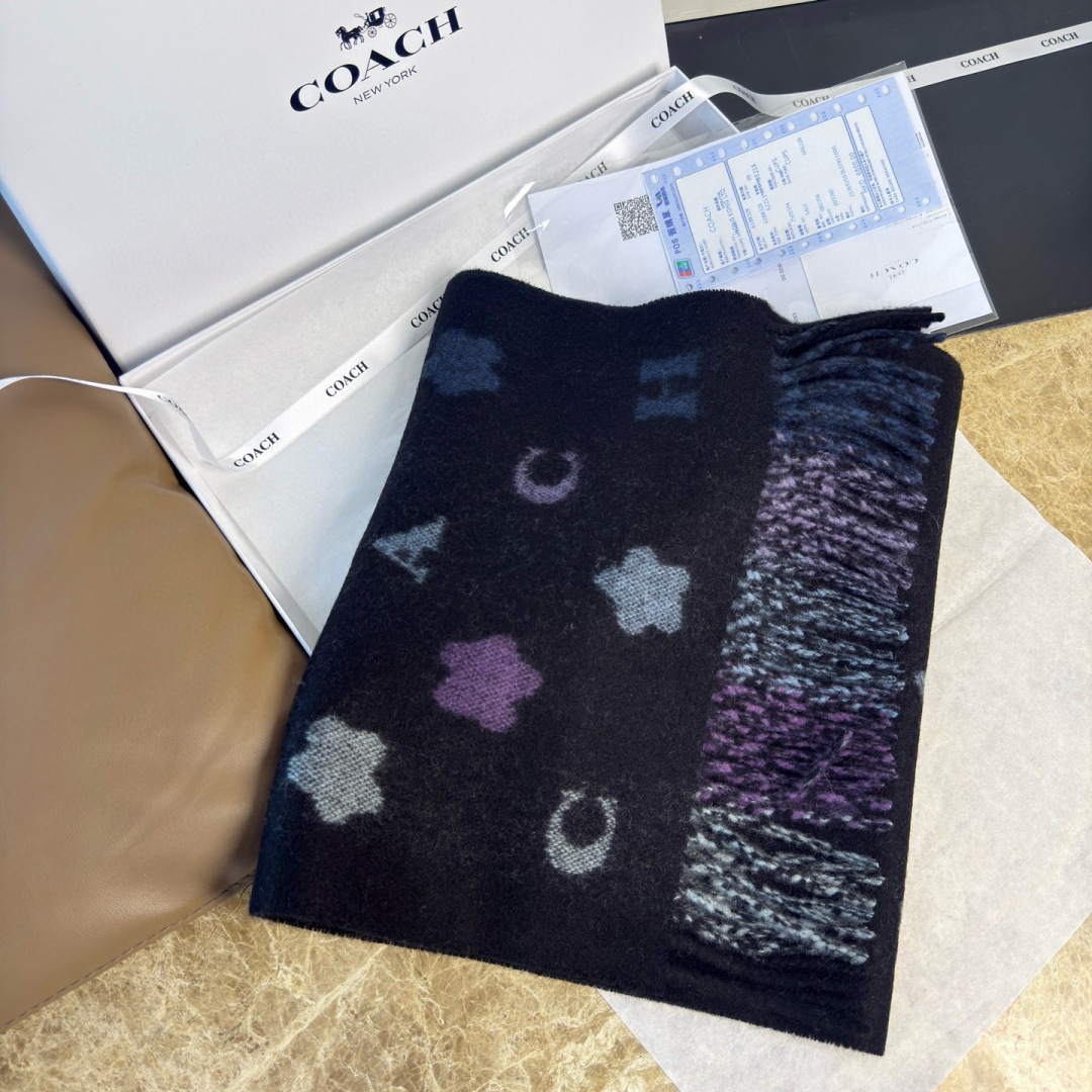 🆕COACH · 蔻驰男女通用彩条围巾❗️也太好看了吧！不仅有颜值还有品质，95%绵羊毛+5%山羊绒，手