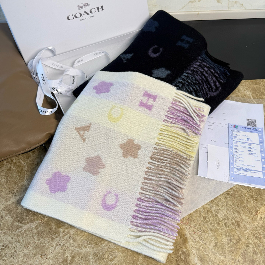 🆕COACH · 蔻驰男女通用彩条围巾❗️也太好看了吧！不仅有颜值还有品质，95%绵羊毛+5%山羊绒，手