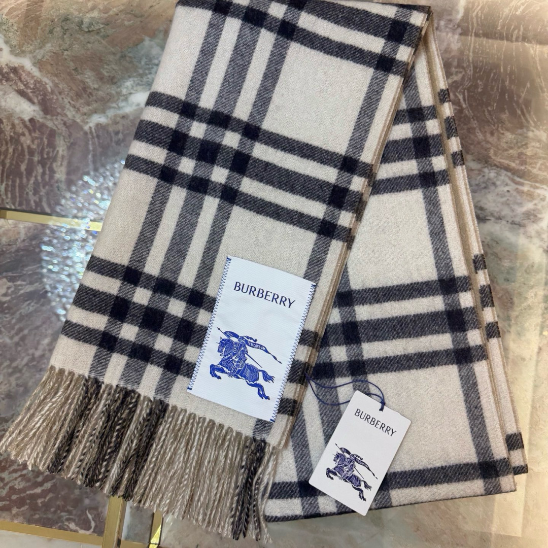 🆕易梦玲同款Bur新款双面两用格纹羊绒围巾，绝对是冬日里封神的一款，男女同款，配情侣款也是绝绝子啦，完全