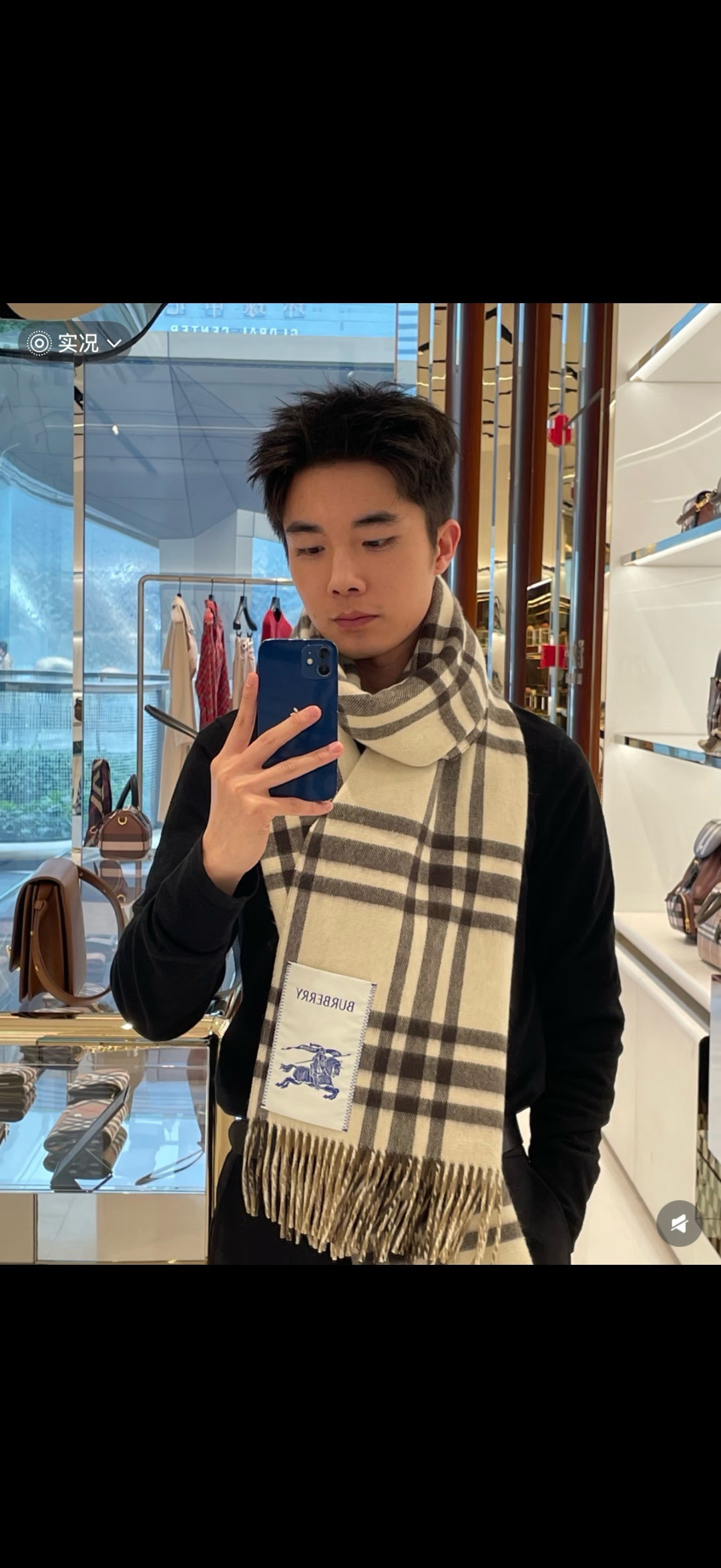 🆕易梦玲同款Bur新款双面两用格纹羊绒围巾，绝对是冬日里封神的一款，男女同款，配情侣款也是绝绝子啦，完全