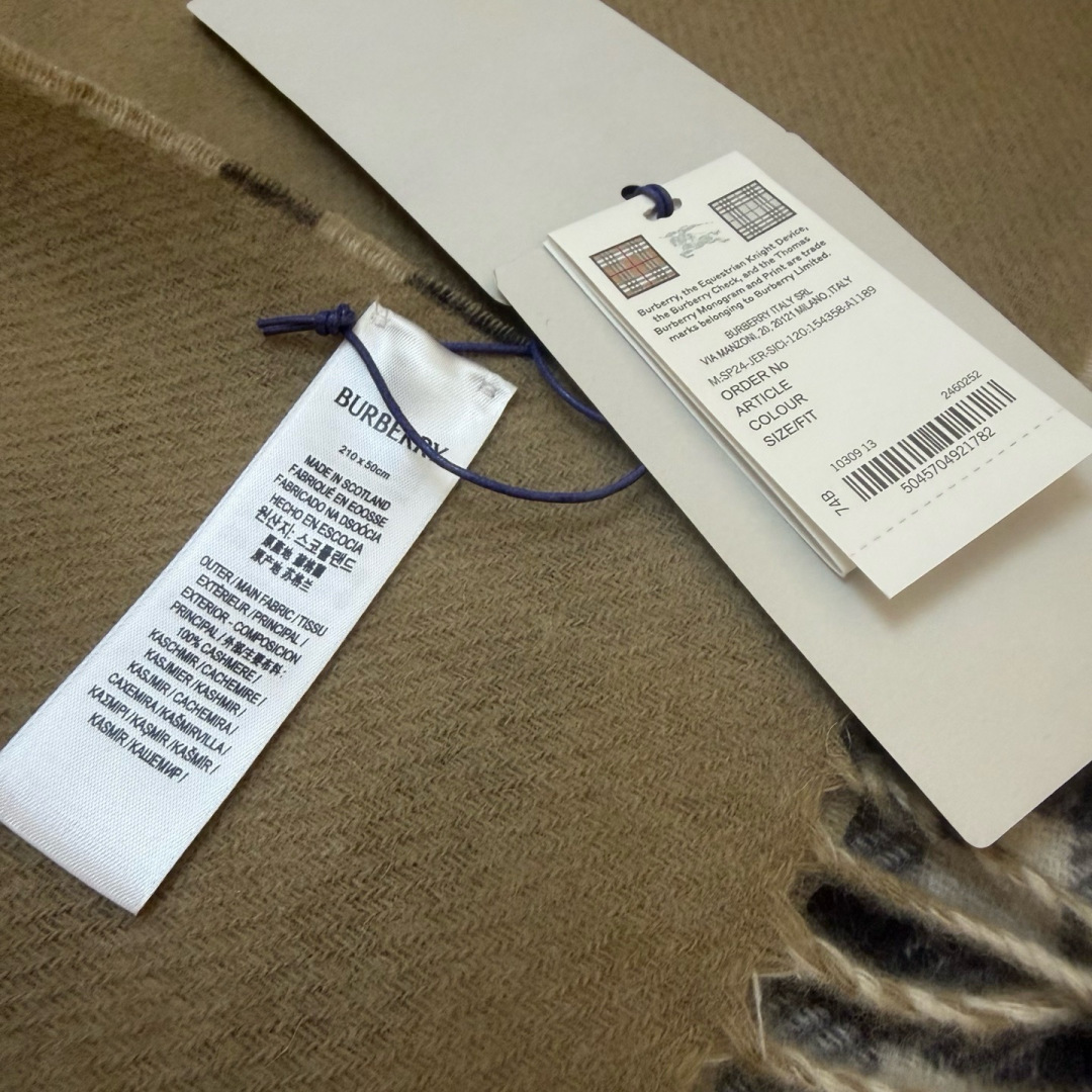 🆕易梦玲同款Bur新款双面两用格纹羊绒围巾，绝对是冬日里封神的一款，男女同款，配情侣款也是绝绝子啦，完全