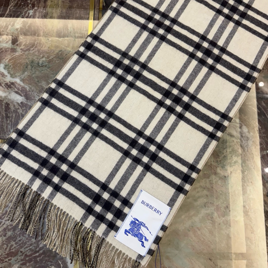 🆕易梦玲同款Bur新款双面两用格纹羊绒围巾，绝对是冬日里封神的一款，男女同款，配情侣款也是绝绝子啦，完全