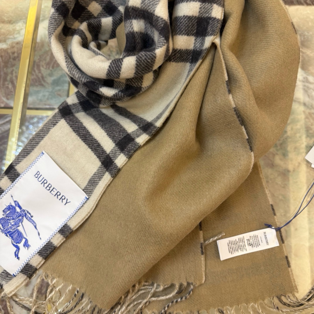 🆕易梦玲同款Bur新款双面两用格纹羊绒围巾，绝对是冬日里封神的一款，男女同款，配情侣款也是绝绝子啦，完全