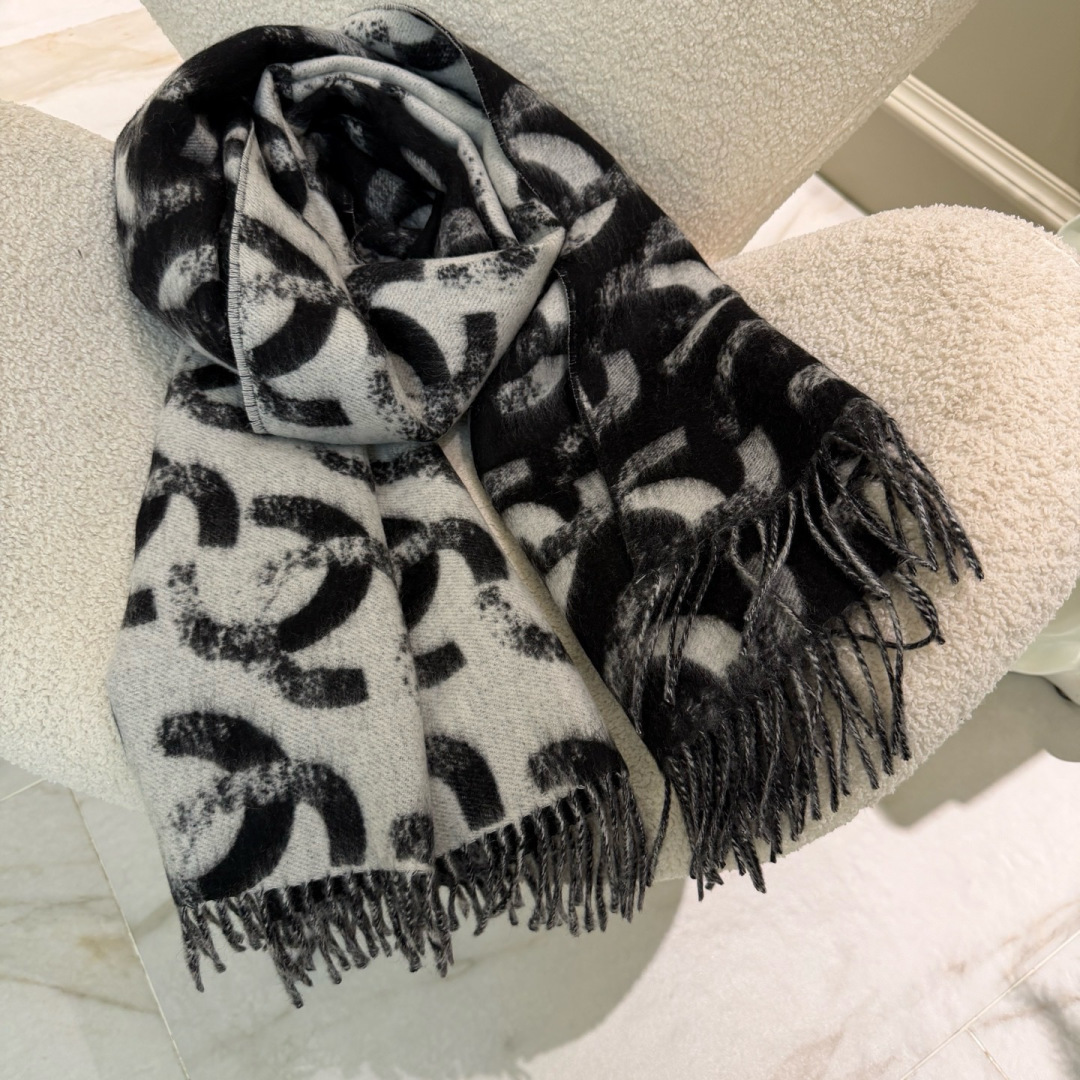 🆕香奶奶独家新款，25k系列哈双面黑白熊猫渐变色Logo双C羊绒围巾披肩，这绝对是今年最最最美的一款，没