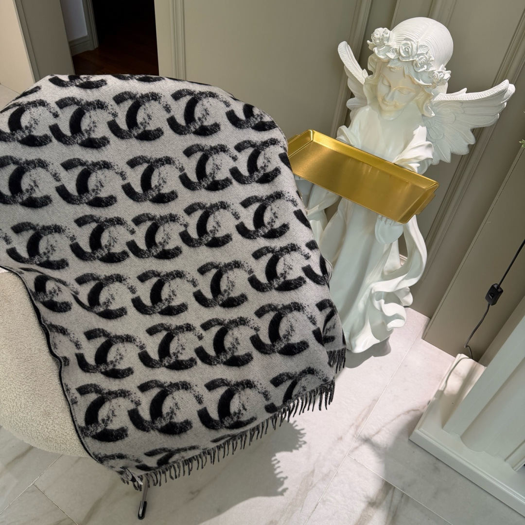 🆕香奶奶独家新款，25k系列哈双面黑白熊猫渐变色Logo双C羊绒围巾披肩，这绝对是今年最最最美的一款，没