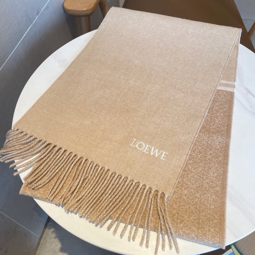 🆕LOEWE双面围巾，中克重双面羊毛和羊绒混纺围巾。全覆盖提花 Anagram流苏边缘角落饰有 LOEW