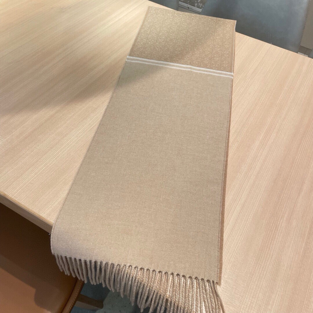 🆕LOEWE双面围巾，中克重双面羊毛和羊绒混纺围巾。全覆盖提花 Anagram流苏边缘角落饰有 LOEW