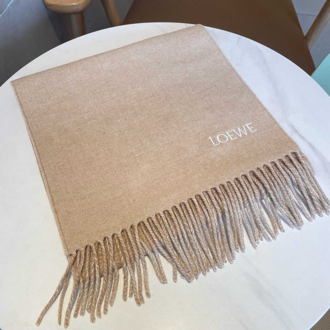 🆕LOEWE双面围巾，中克重双面羊毛和羊绒混纺围巾。全覆盖提花 Anagram流苏边缘角落饰有 LOEW
