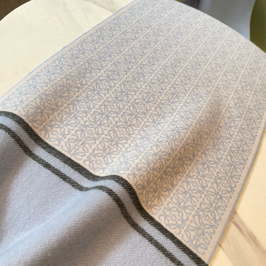 🆕LOEWE双面围巾，中克重双面羊毛和羊绒混纺围巾。全覆盖提花 Anagram流苏边缘角落饰有 LOEW