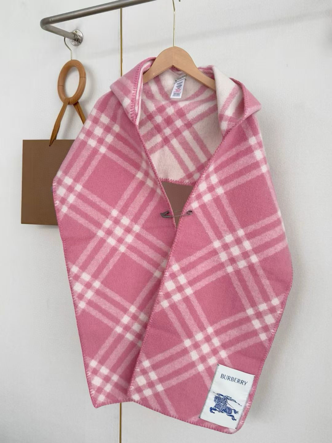 【带别针➕10】🆕Burberry家最新款专属标识连帽小披肩，围巾披肩两用，绝对市面最牛的货，真材实料的