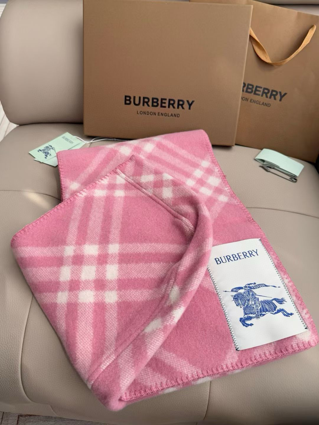 【带别针➕10】🆕Burberry家最新款专属标识连帽小披肩，围巾披肩两用，绝对市面最牛的货，真材实料的