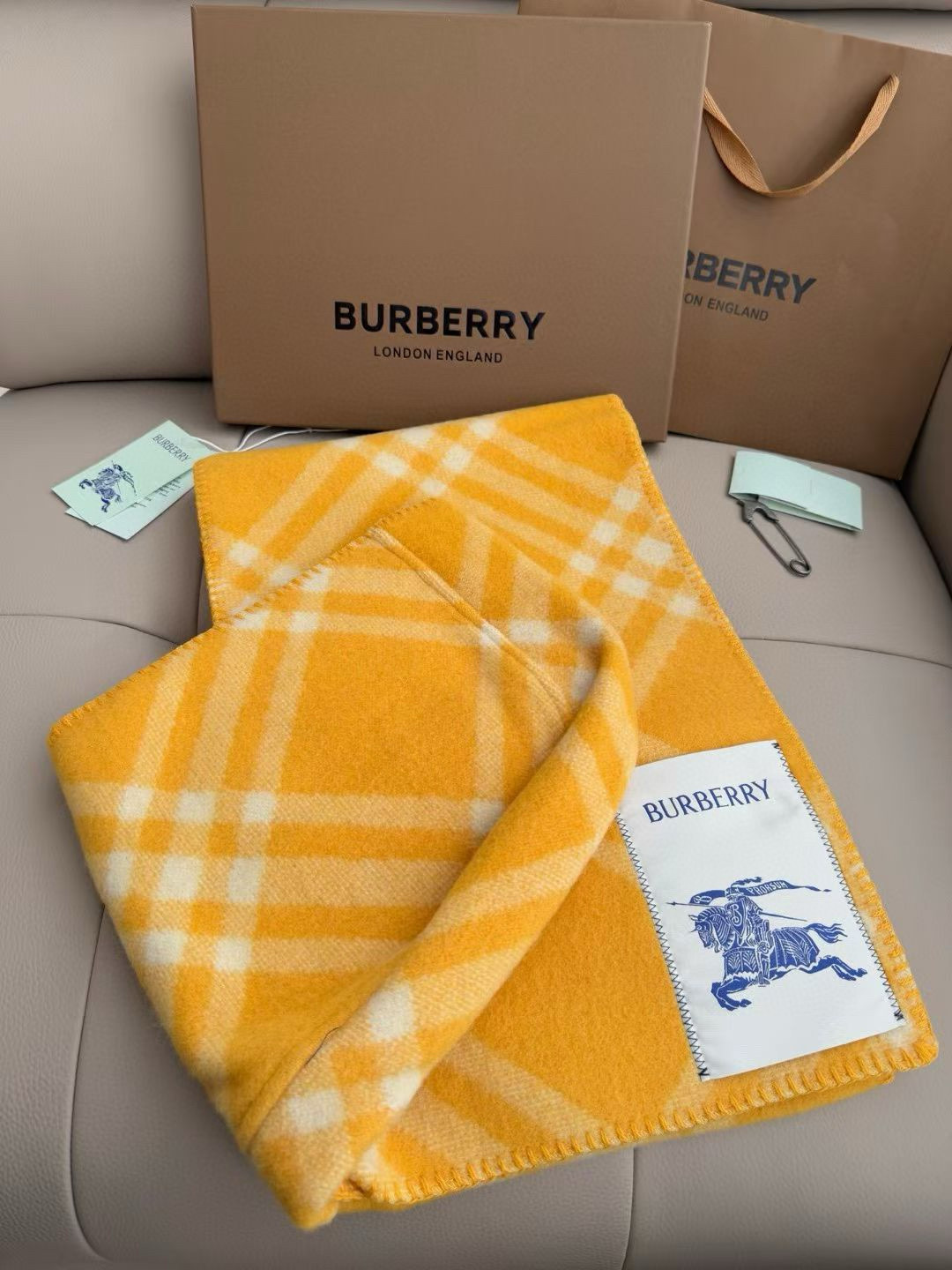 【带别针➕10】🆕Burberry家最新款专属标识连帽小披肩，围巾披肩两用，绝对市面最牛的货，真材实料的