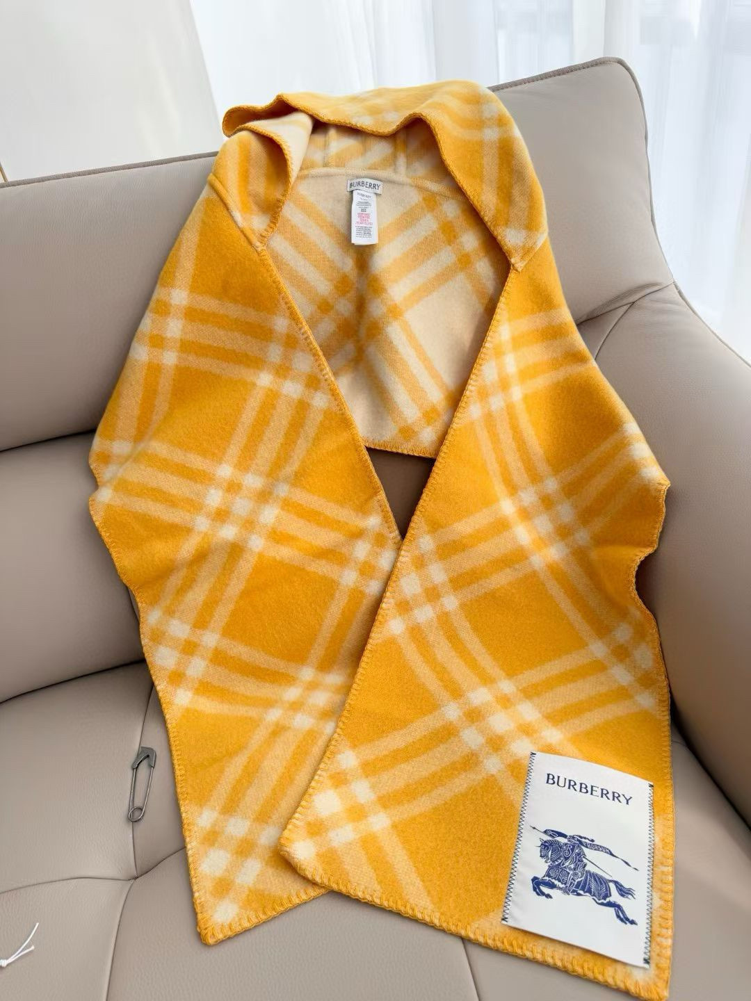 【带别针➕10】🆕Burberry家最新款专属标识连帽小披肩，围巾披肩两用，绝对市面最牛的货，真材实料的