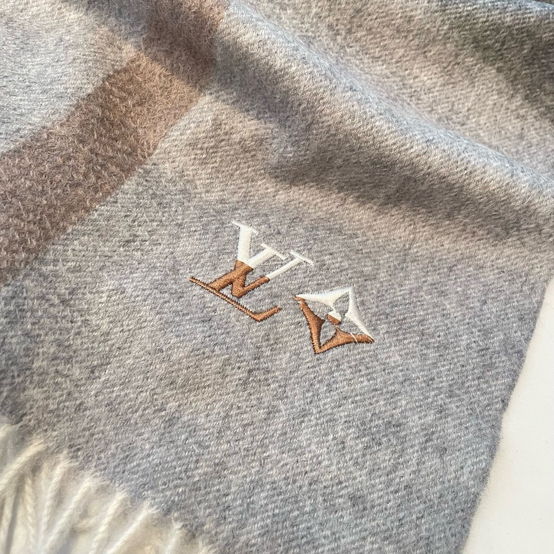 🆕LV新款重磅水波纹羊绒围巾‼️今年我们的男款真的是高端Level，重磅极品‼️妥妥的家属福利👍少之又少