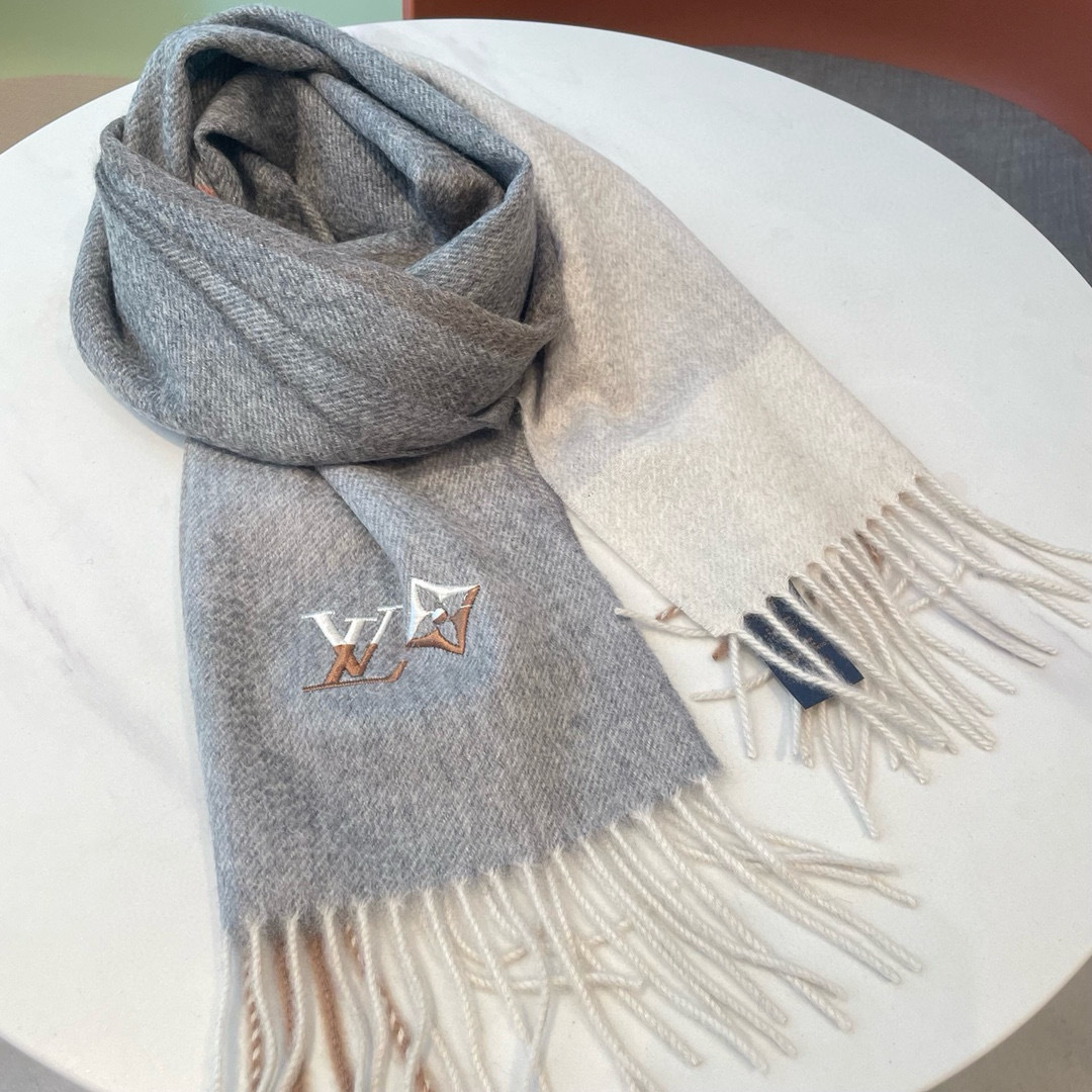 🆕LV新款重磅水波纹羊绒围巾‼️今年我们的男款真的是高端Level，重磅极品‼️妥妥的家属福利👍少之又少